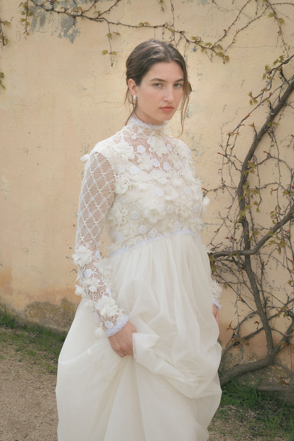 Vestido de corte princesa confeccionado en guipur floral bordado con manga larga de Naas Atelier