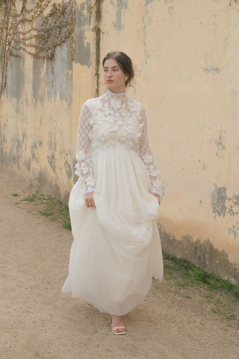 Vestido de corte princesa confeccionado en guipur floral bordado con manga larga de Naas Atelier