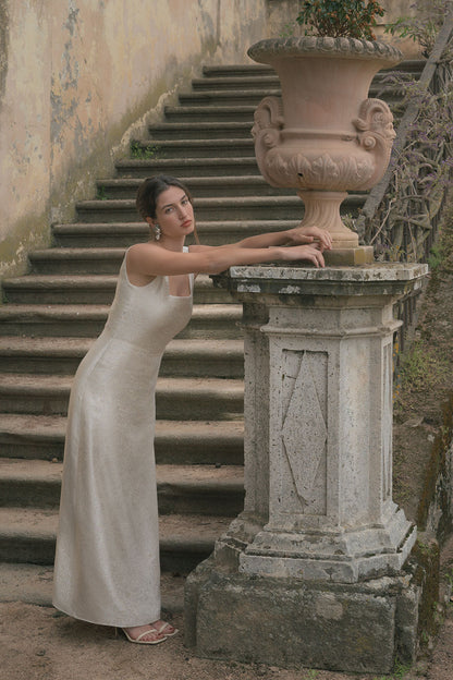 Mujer en escalera con vestido Chiara de corte recto de Naas Atelier