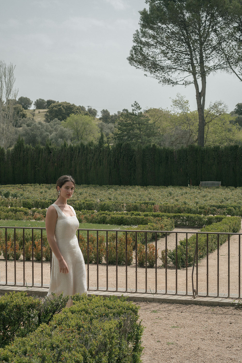 Mujer paseando por parque con vestido Chiara de Naas Atelier