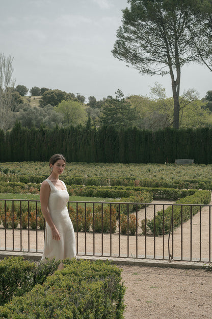 Mujer paseando por parque con vestido Chiara de Naas Atelier