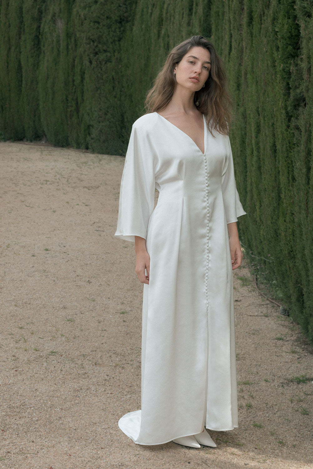 Naas Atelier, vestido de corte evasé confeccionado en satén liso con manga kimono acampanada.