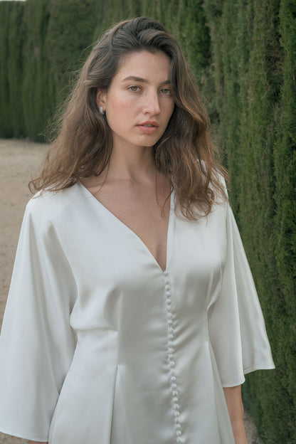 Vestido_Bianca_de_corte_evas_confeccionado_en_sat_n_liso_con_manga_kimono_acampanada.