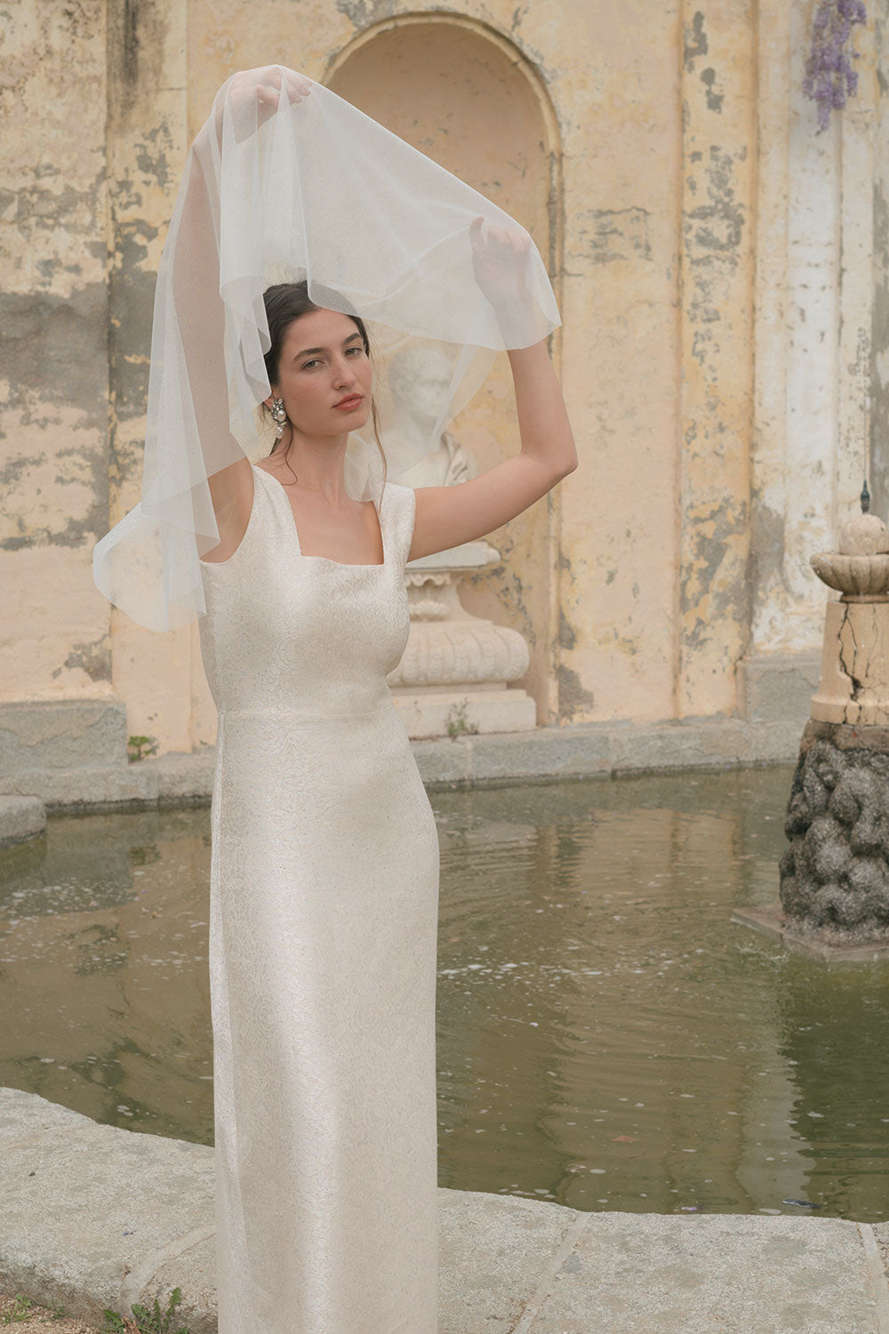 Vestido Chiara de corte recto con velo.