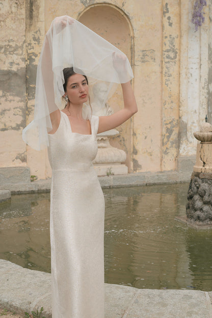 Vestido Chiara de corte recto con velo.