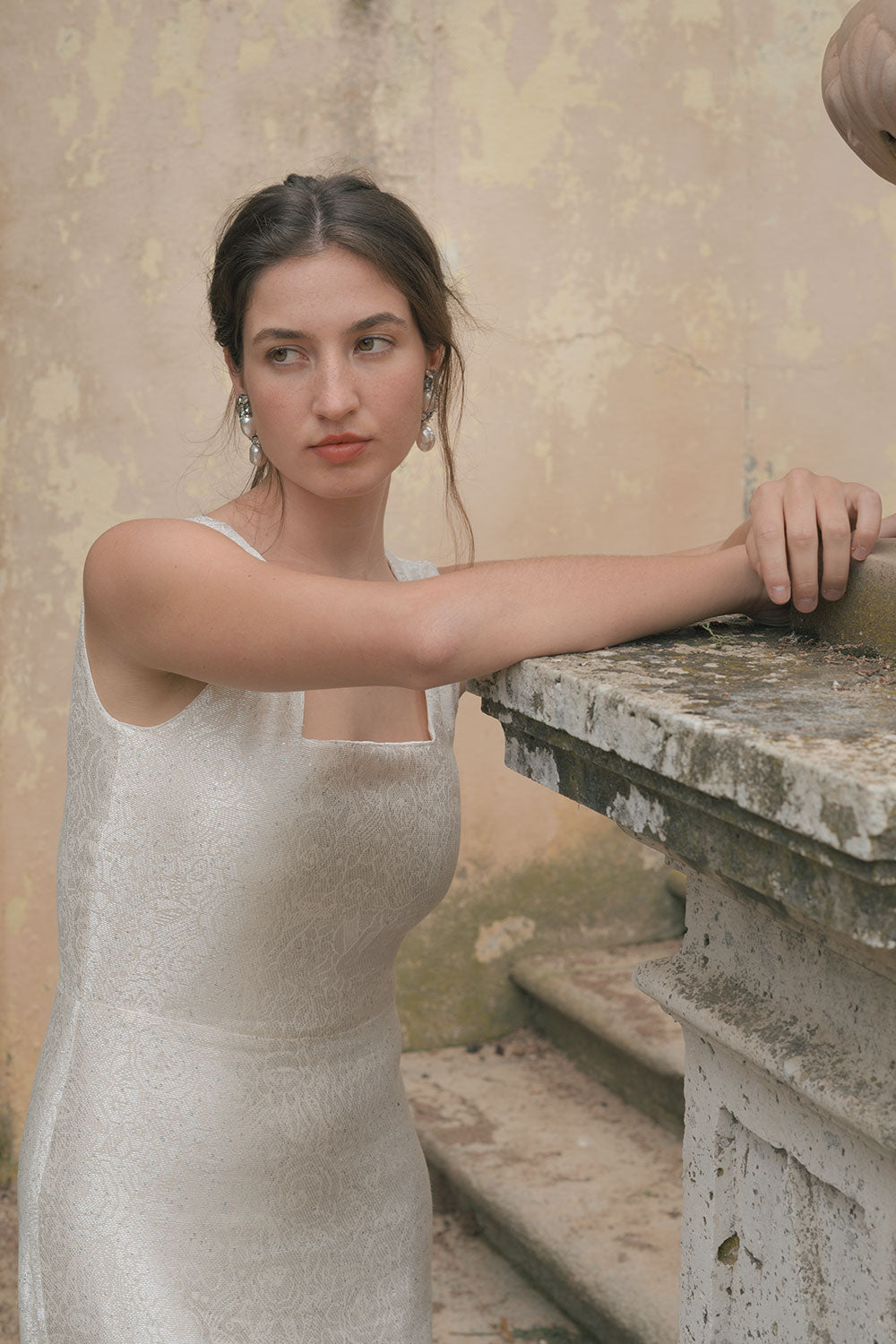 Vestido Fiora con escote cuadrado en delantero y espalda con cremallera invisible y abertura en bajo falda.