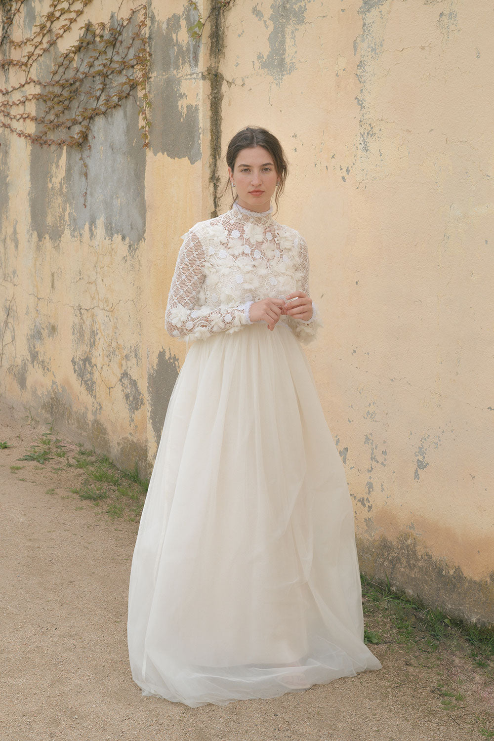 Vestido Fiora de Naas Atelier  confeccionado en guipur floral bordado con manga larga.